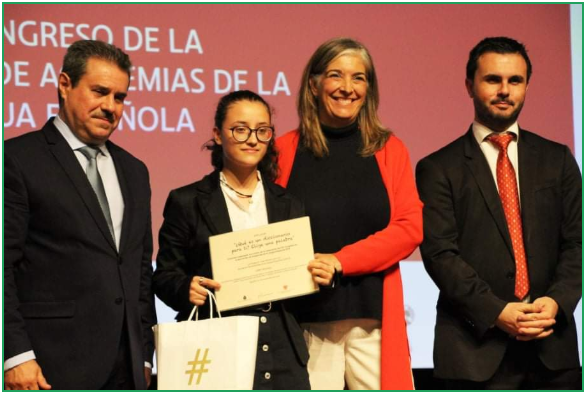 La alumna Carla Rubio recoge el premio del concurso ¿Qué es un diccionario para ti?